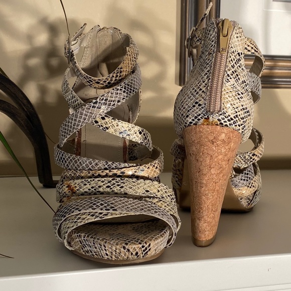 🌻🌻🌻SOLD🌻 COLE STRAPPY HEELS🌻🌻🌻 - Picture 6 of 8